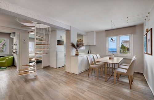 Vouliagmeni House | Vouliagmeni Stylish Homes by BluPine
