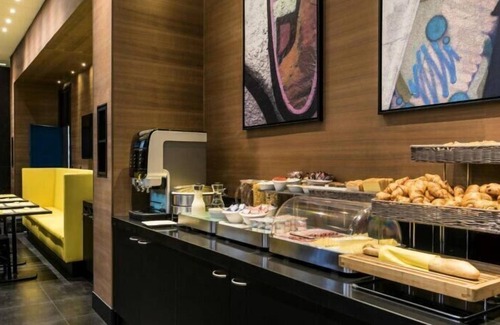 Quartier du Pont-de-Flandre Apartment | Vrbo Property