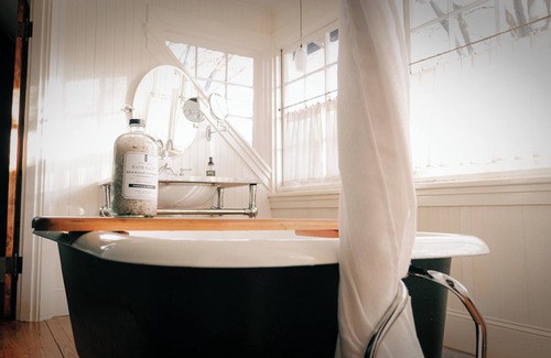 Greensboro Cottage | Vrbo Property