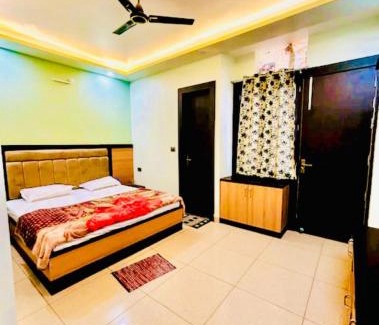 Vrindavan Hotel | "VRINDAVAN HOTEL SARASWATI DHAM Near Temple - Fully Air Conditioned Rooms #Wi-Fi #Parking #Room Service - Prime Location - Best Seller In VRINDAVAN"