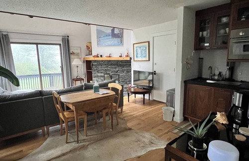 Stowe Area House | VT Chique Townhouse, Walk to Rec Path, Breweries & Restaurants 10 min to Resort.