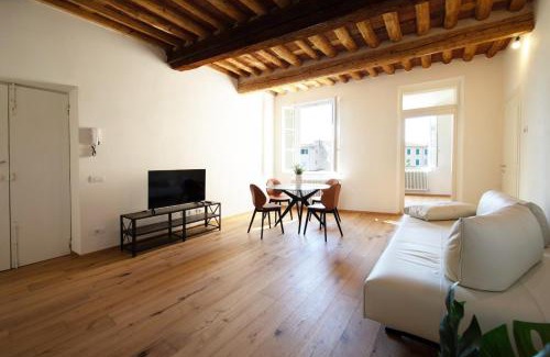 Lucca Historical Center Apartment | Vue Sur Jardin in Center Town