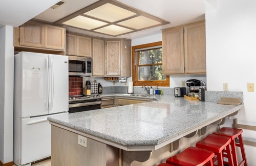 Arnold Ski Chalet | W House in BLS, sleeps 20 with Game Room, HotTub, Central AC&Heat, Pet friendly