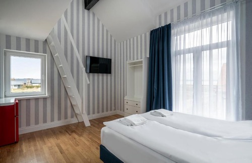 Krynica Morska House | W Starym Porcie - pokój z widokiem na Zalew Wiślany balkonem i antresolą