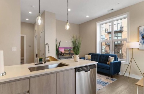 Wicker Park Apartment | W16 Chic Bucktown 2BR Apt w/ In-Unit Laundry