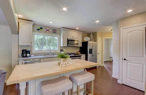 Muskego House | W172-Lannon · Charming Muskego House, Walk to Lake & Restaurants