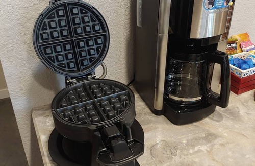 St. Regis House | Waffle Cottage Bed & Breakfast ❤ FREE Minigolf ❤ Hot Tub ❤ Fenced Yard