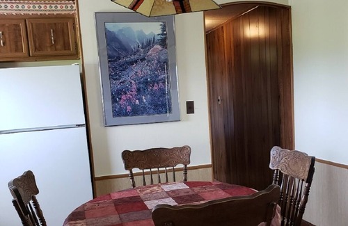 Babb House | Wagon Wheel Home - Majestic Mountain Views - 15 Minutes to Glacier East Entrance