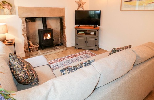 Middleton Cottage | WAGS COTTAGE, family friendly, with open fire in Wirksworth