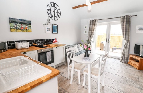 Sandilands Cottage | WAGTAIL COTTAGE, pet friendly, with a garden in Sutton-On-Sea