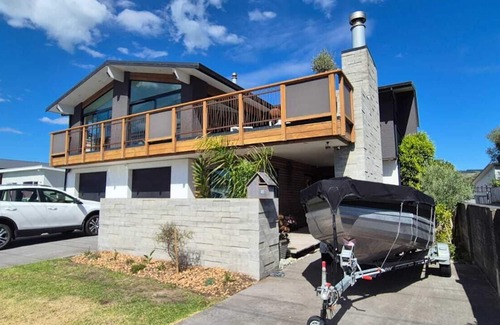 Waihi Beach House | Waihi Beach Wowzer: Spacious & Stylish Retreat with Sea Views & beach proximity!