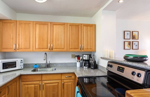 McCully - Moiliili House | Waikiki 2 bedroom 1 bath Apartment #2 - 10 min to beach 5 min to park