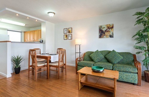 McCully - Moiliili House | Waikiki 2 bedroom 1 bath Apartment #2 - 10 min to beach 5 min to park