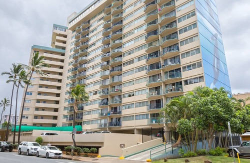 McCully - Moiliili House | Waikiki 2 bedroom 1 bath Apartment #2 - 10 min to beach 5 min to park