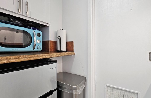 Waikiki Apartment | 𝐖𝐀𝐈𝐊𝐈𝐊𝐈 6ᵀᴴ Floor Studio w/Balcony — WAIKIKI GRAND HOTEL® 615