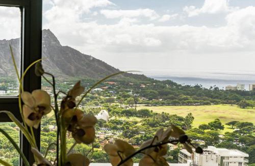 Waikiki Apartment | Waikiki Banyan High Level Condo with Sea Views & Resort Amenities condo