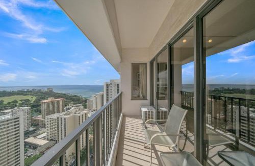 Waikiki Apartment | Waikiki Banyan High Level Condo with Sea Views & Resort Amenities condo