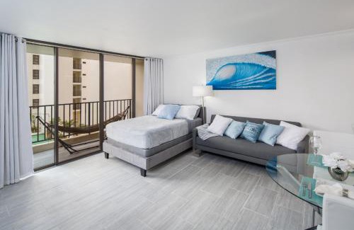 Waikiki Apartment | Waikiki Banyan Modern One Bedroom Free Parking