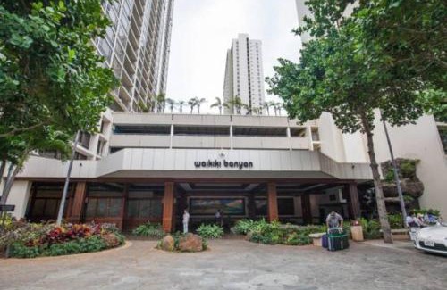 Waikiki Apartment | Waikiki Banyan Modern One Bedroom Free Parking