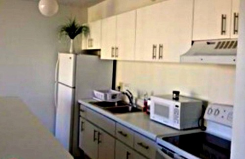 Waikiki Apartment | Waikiki Banyan - Walk to the Beach