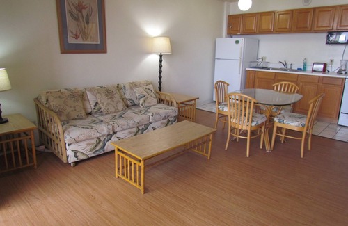 Waikiki Apartment | Waikiki Banyan - Walk to the Beach