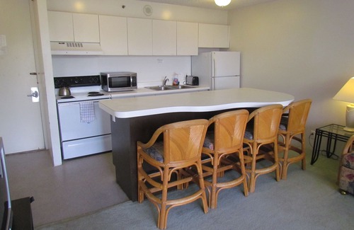 Waikiki Apartment | Waikiki Banyan - Walk to the Beach