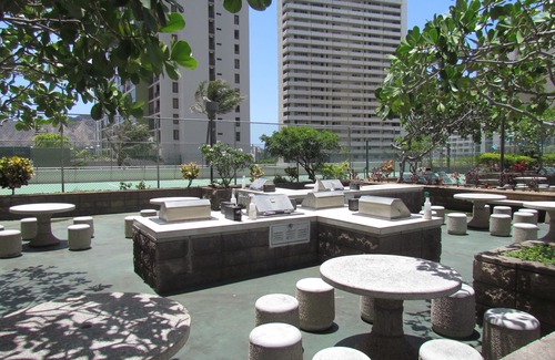 Waikiki Apartment | Waikiki Banyan - Walk to the Beach