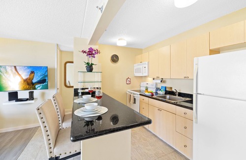 Waikiki Apartment | Waikiki Sunset Close to Beach with Parking