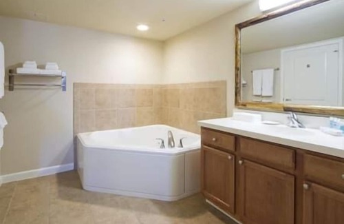 Waikiki Resort | Waikikian Beach Walk Resort & Spa, Hot Tub, Beach!