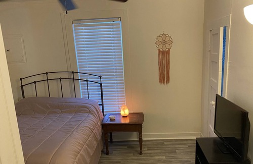Carbondale House | Wake and Bake Bud and Breakfast