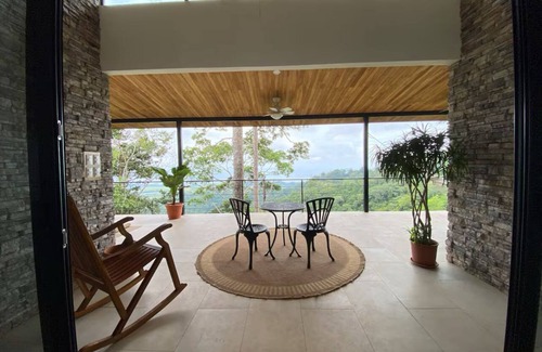 Jaco House | Wake to the birds, sleep to the sound of the waves