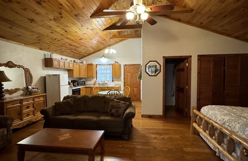 Harrison Cabin | Wake up in the country while only being minutes from all the activities.