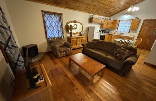 Harrison Cabin | Wake up in the country while only being minutes from all the activities.