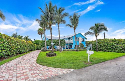 Fort Pierce Shores Villa | Wake Up to Beach Waves - 2BR Condo - Fall Savings