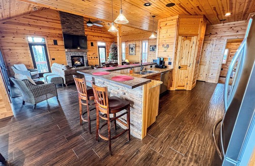 Todd Cabin | Wake Up to Mtn Views, End the Day in the Hot Tub @ Skyview Hideaway