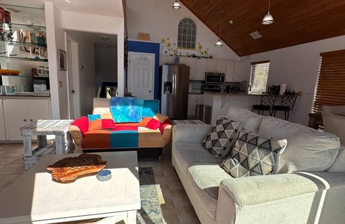 Dunnellon House | Wake up to river views:dreamy 4 bedrooms escape by the city beach in Dunnellon.
