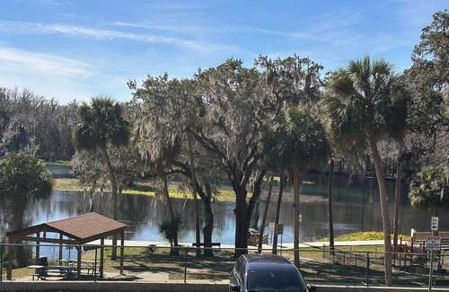 Dunnellon House | Wake up to river views:dreamy 4 bedrooms escape by the city beach in Dunnellon.