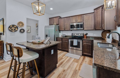 Salem House | Wakeboard Run on Lake Keowee- with dock + Firepit + sleeps 14