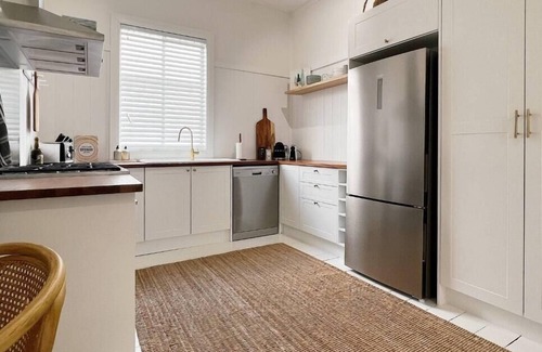 Orange East House | Wakeford Cottage - Free Wifi, Sleeps 6