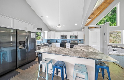 La Follette House | Waker's Paradise: Lakefront,9br/8.5ba, Private Dock,Hot Tub,Gameroom,Sleeps 32