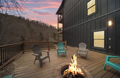 La Follette House | Wakes N Shades-Brand New. Private Dock. Hot Tub. 9 Bed/12 Bath.Theater Room