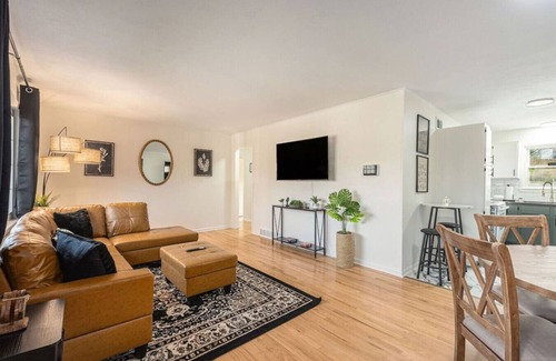 South Kansas City House | Waldo Speakeasy 6 bedroom/7 beds/2.5 baths