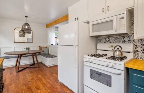San Luis Obispo Cottage | Walk downtown! Spa Tub+Bikes+Grill | CalPoly+Beach