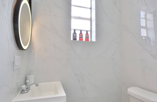 Gillespie Park House | Walk Downtown! Work & Relax, Modern, Pet welcome