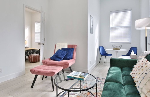 Gillespie Park House | Walk Downtown! Work & Relax, Modern, Pet welcome