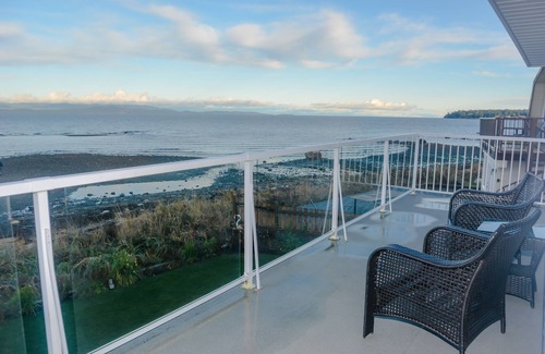 Regional District of Nanaimo House | Walk on waterfront home in Qualicum Beach