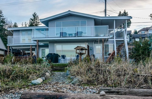 Regional District of Nanaimo House | Walk on waterfront home in Qualicum Beach