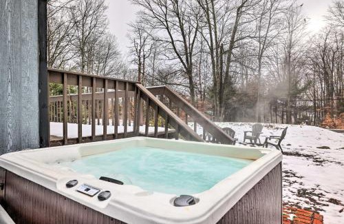 Pocono Lake House | Walk to Arrowhead Lake Cabin with Private Hot Tub!