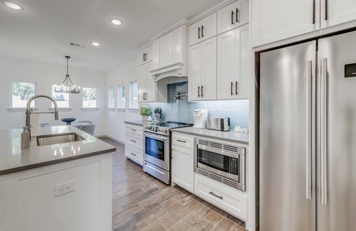 Central Arlington House | Walk to AT&T Stadium & Globe Life. Perfect Backyard for dining & entertaining