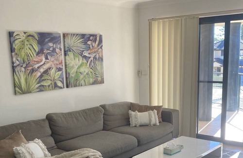 The Entrance North Apartment | Walk to beach shops and lake